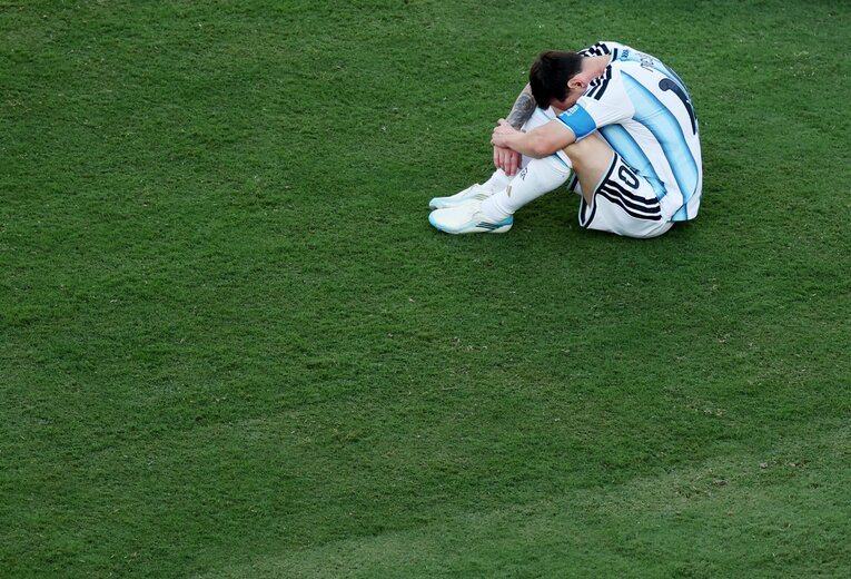 決勝後、傷心のメッシ（写真は右に続きます）　©Getty Images