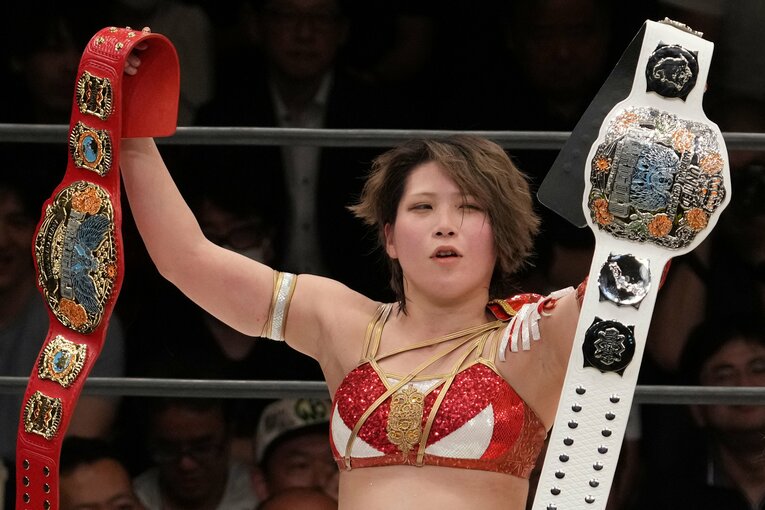 新設されたワールド王座とユナイテッドナショナル王座のベルトを掲げる　©Masashi Hara