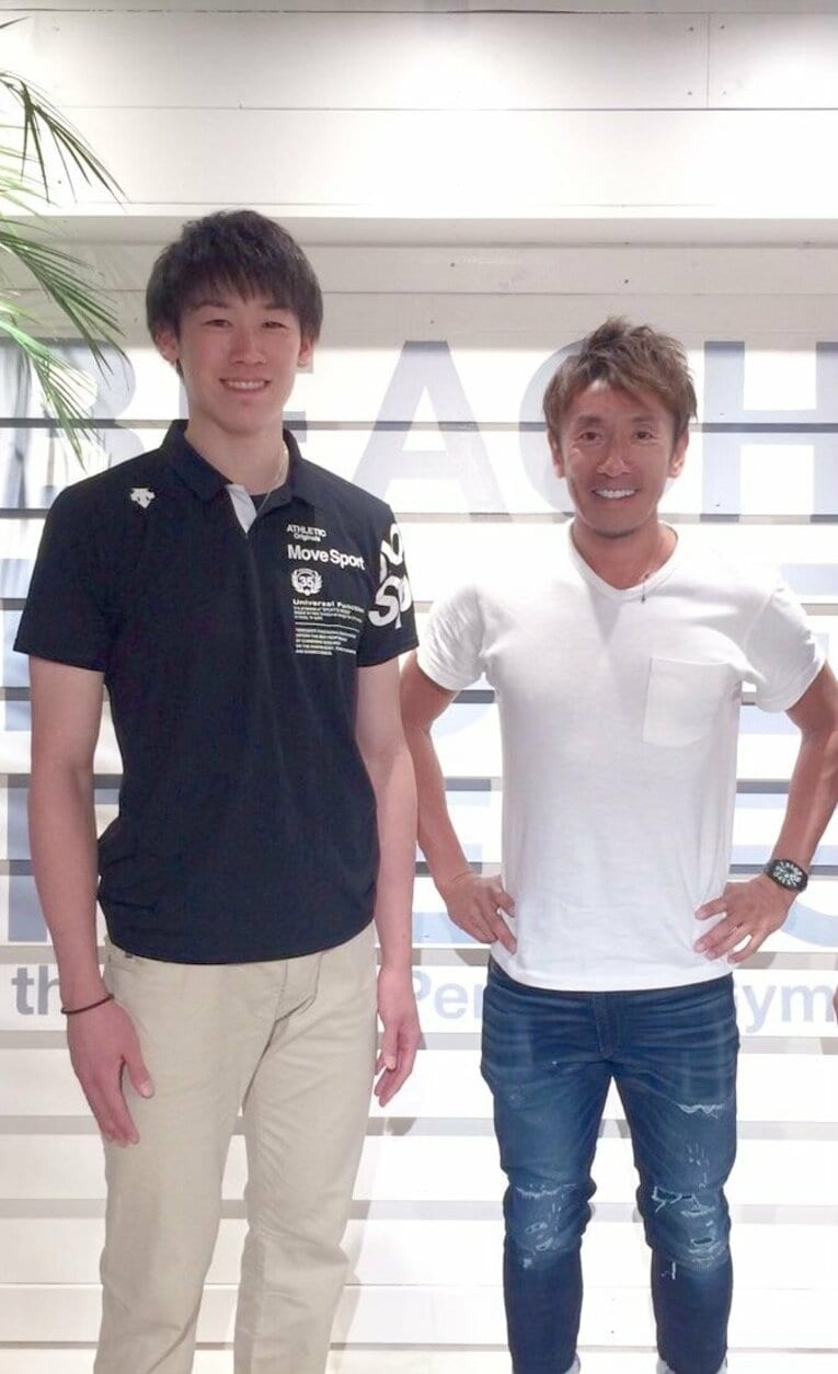 中央大学時代の石川祐希と（西村晃一提供）