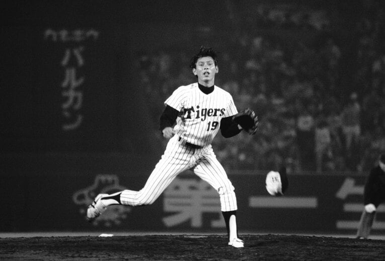 現役最後の年となった1983年。対巨人戦で、帽子を飛ばして力投。1勝目を挙げる小林繁（当時30歳）　©JIJI PRESS
