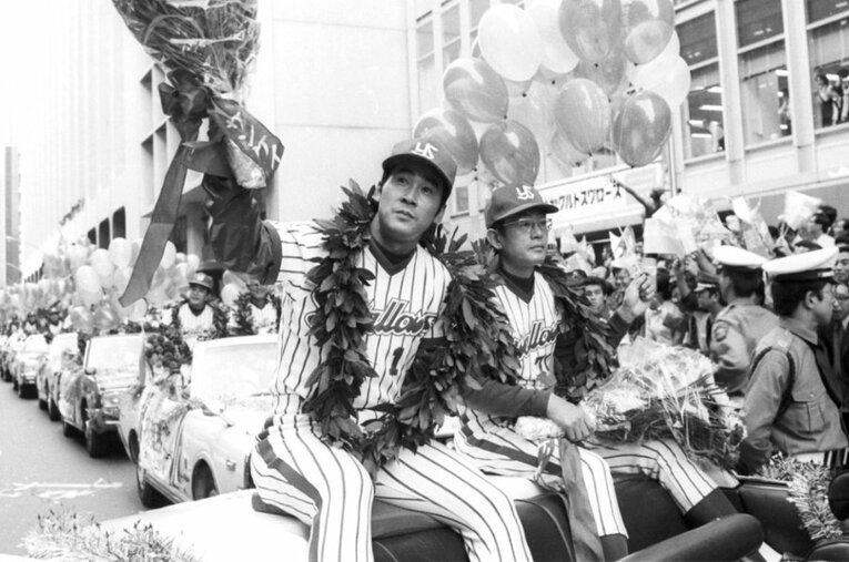 1978年、ヤクルトスワローズの優勝パレードでオープンカーに乗る若松勉（左）と広岡達朗監督。いつしか両者は強固な信頼関係で結ばれていた ／ photograph by Sankei Shimbun