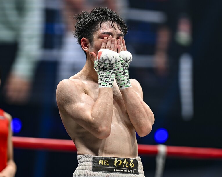 1-2のスプリット判定でサンドバルに敗れ、両手で顔を覆う寺地拳四朗　©Hiroaki Finito Yamaguchi