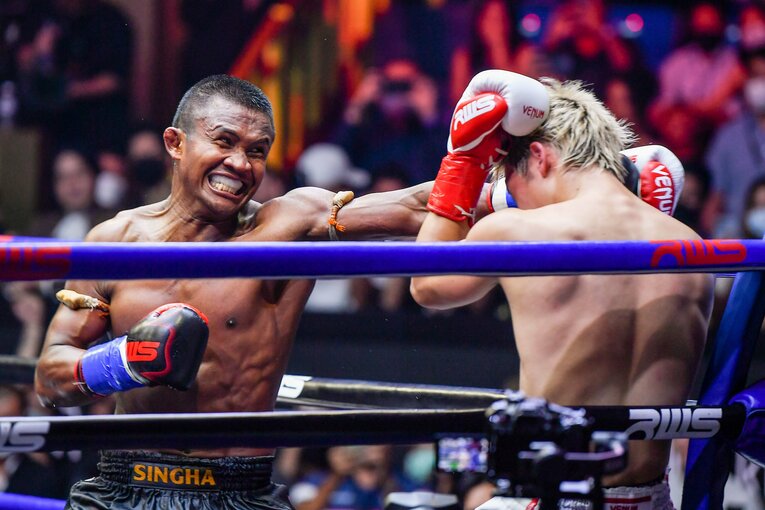 2022年8月、三浦孝太に猛攻を仕掛けるブアカーオ。肉体は全盛期に近いレベルを維持している　©Getty Images