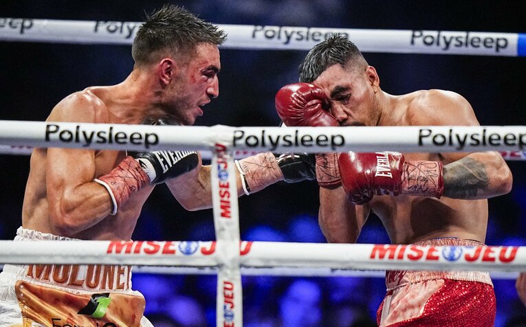 2024年1月13日、サウル・サンチェス（右／米国）に判定勝ちを収めて防衛に成功したジェイソン・モロニー　©︎AFP/JIJI PRESS