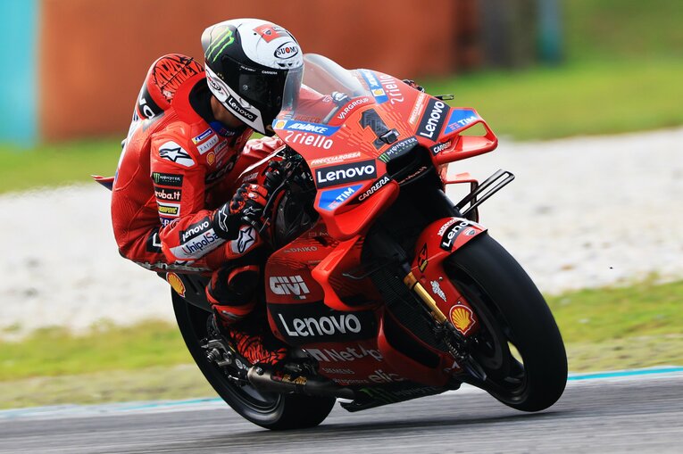 シェイプシフターを使ってコーナーを立ち上がるバニャイア。低く長く、かつハンドリングがいいのがドゥカティの強みだ　©Satoshi Endo