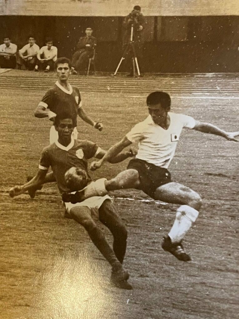 日本代表の試合でジャンピングボレーを放つ杉山隆一（本人提供）