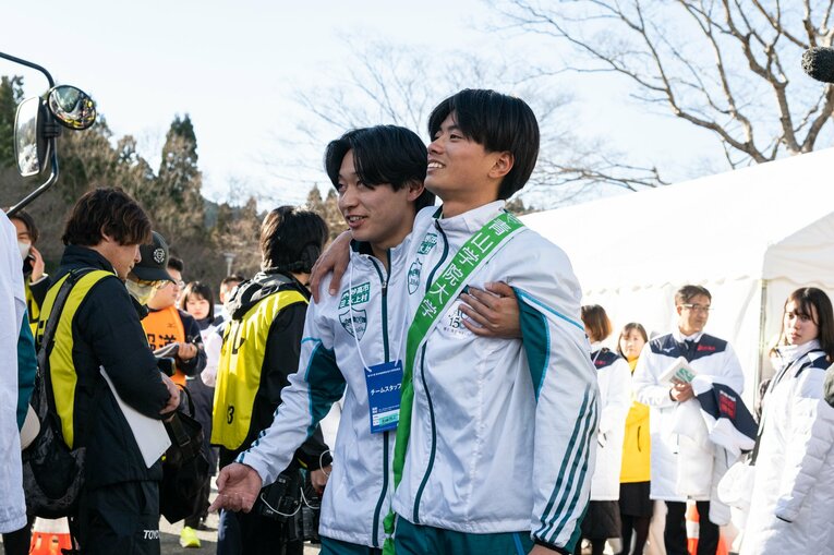 【5区悲喜こもごも】区間賞の若林もさすがに疲労を隠せない。直後のテレビ会見ではひとり椅子に腰かけるシーンも　©Nanae Suzuki