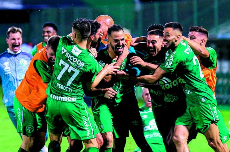 シャペコエンセではキャプテン、左SBとして2冠に貢献したルシェウ。2020年は43試合に出場した ／ photograph by L’Équipe