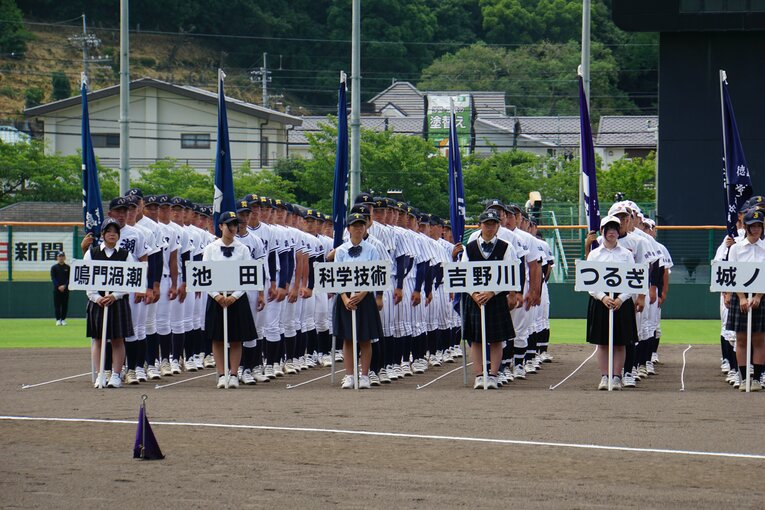 開会式の様子。2025年徳島大会は28校が出場した ©NumberWeb