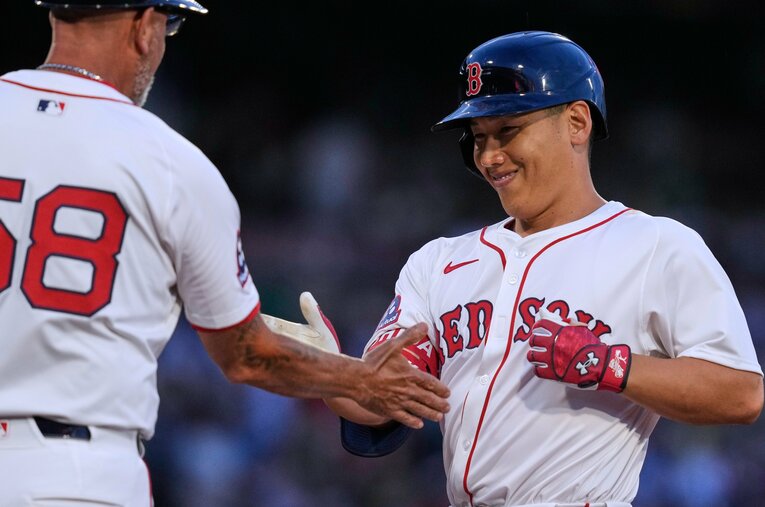 7月9日、復帰戦となったロッキーズ戦で3安打を放った吉田正尚。7月15日に32歳になった ／ photograph by AP/AFLO