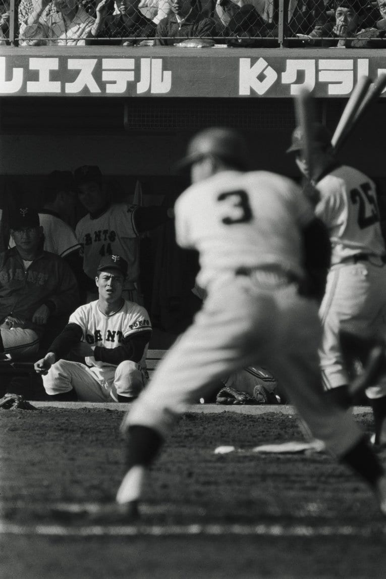 長嶋茂雄のバッティングを見つめる王貞治（1965年）©︎BUNGEI SHUNJU