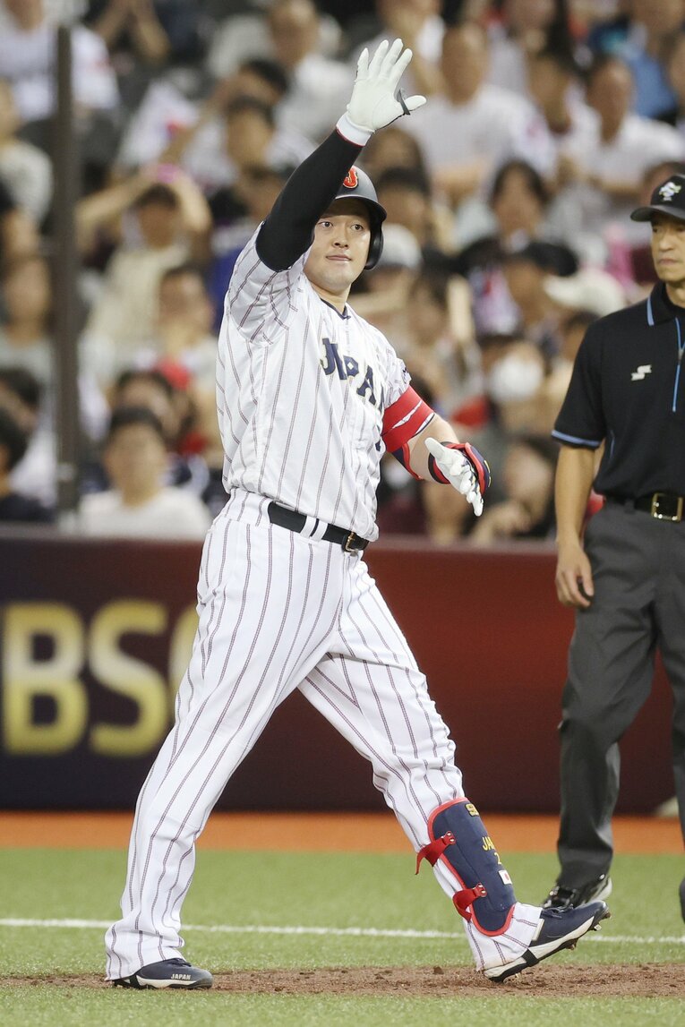 開催中のプレミア12韓国戦で逆転タイムリーを放ってガッツポーズの牧　©JIJI PRESS