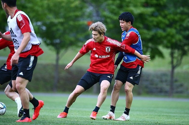 浦和時代の“後輩”である橋岡に、遠藤航はしっかりと指摘したという©JFA/AFLO