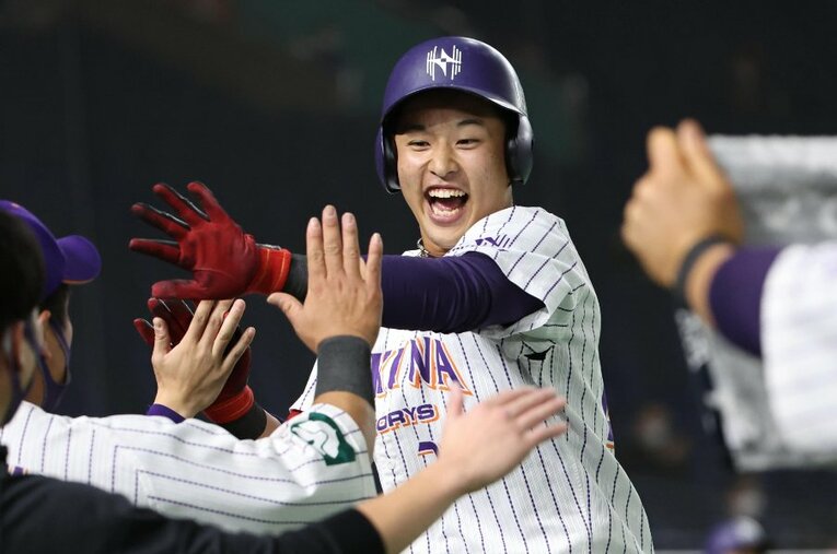 昨年の都市対抗野球。2打席連続ホームランを放った伯和ビクトリーズ（東広島市）、上甲凌大捕手（当時20歳）。その後チームを去った理由とは？ ／ photograph by Sankei Shimbun