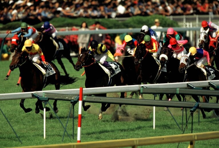 第63回（1996年）日本ダービー、1着フサイチコンコルド（黄帽）と2着ダンスインザダーク（黒帽）©︎Koji Asakura