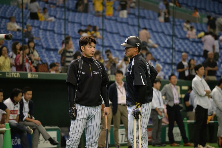 阪神タイガースでは鳥谷敬（左）とともに、若手に背中で見本を示した　©Hideki Sugiyama