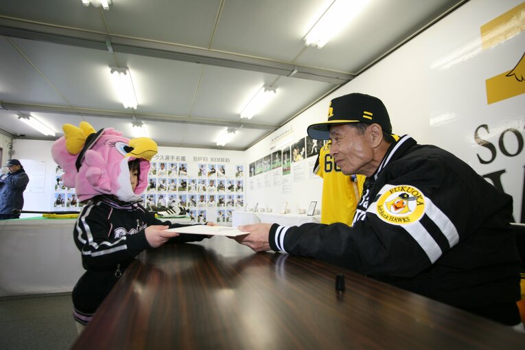 王は後年に至るまで、キャンプ地でのサイン会を続けた　©Hideki Sugiyama