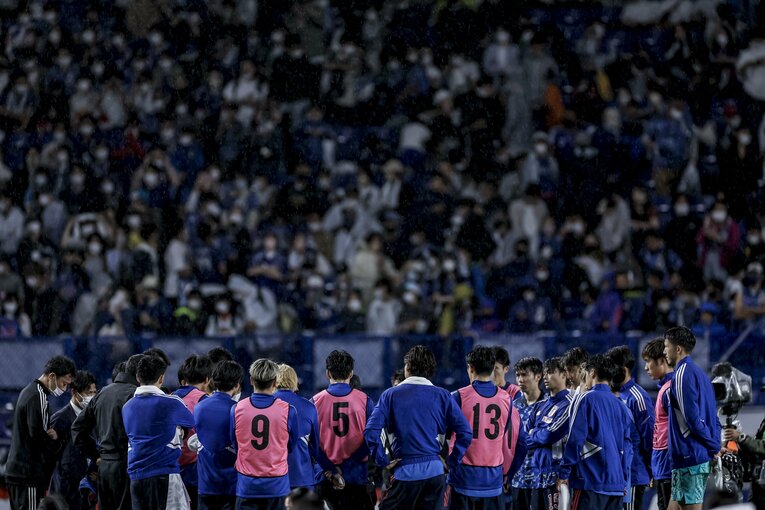 恒例となっている試合後のピッチ上でのミーティング　©Kiichi Matsumoto/JMPA