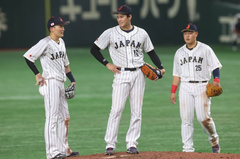 写真はイタリア戦。マウンドの大谷に話し掛ける　©AFLO