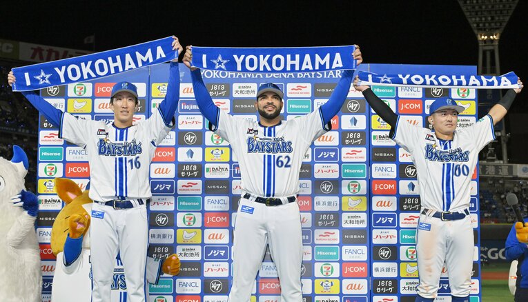 9月25日、お立ち台に上がる林（一番右）　©JIJI PRESS