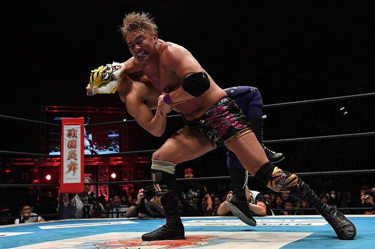 タイガーマスクWにレインメーカーを見舞うオカダ。2人の濃厚なレスリングは大田区体育館の観客の目をくぎ付けにした。 ／ photograph by Essei Hara