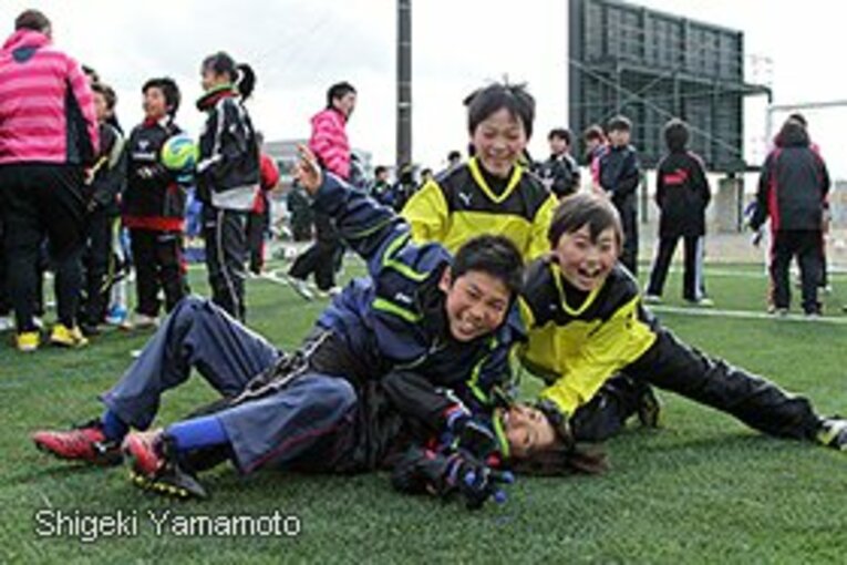 贈呈式後、元気に遊ぶ石巻の子供たち。