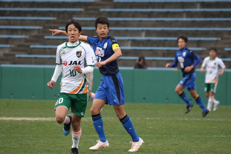 大津高校時代の濃野公人。青森山田高校時代の武田英寿（浦和レッズ）とのマッチアップ　©︎Takahito Ando
