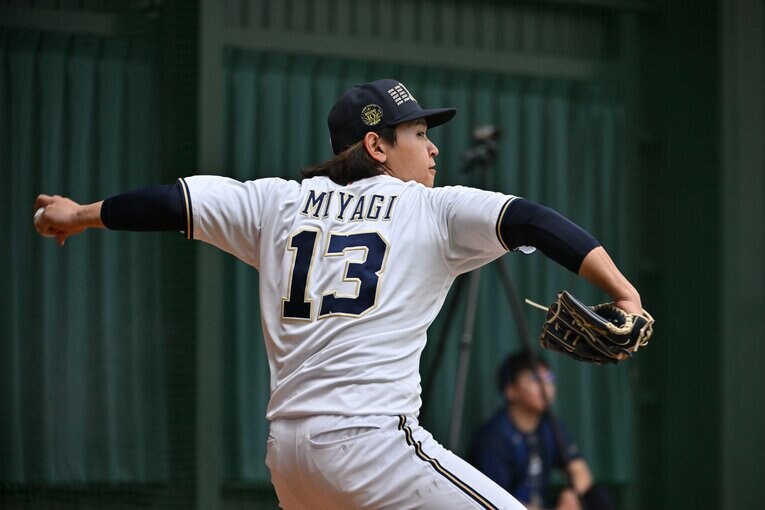 春季キャンプで投球練習する宮城　©︎Hideki Sugiyama