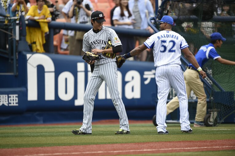 DeNA助っ人、バルディリスと話す藤浪　©BUNGEISHUNJU