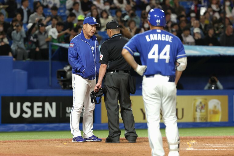 【疑惑のファウル】審判に事情説明を求めるも…　©︎JIJI PRESS