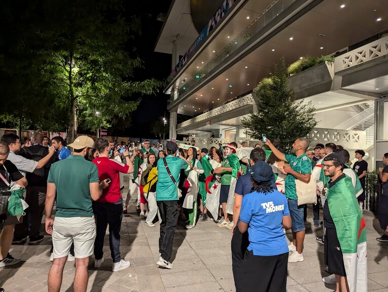 ケリフの決勝進出後、歓喜を分かち合うアルジェリアの応援団　©JMPA