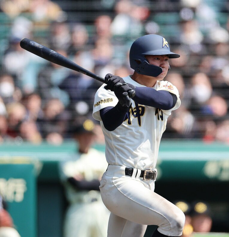 今大会から新基準となり選手間でも「飛ばない」と話題のバット。1回戦を終え、ホームランは神村学園の正林輝大 （写真）など2本に留まる　©JIJI PRESS