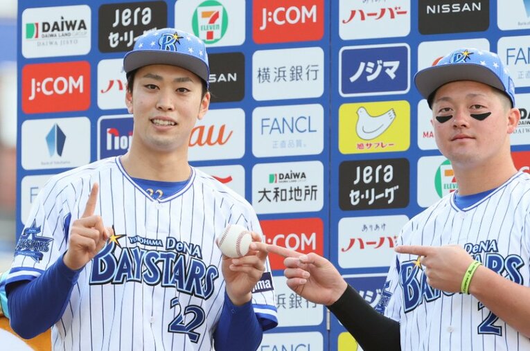 5月、プロ初勝利を挙げ、牧秀悟（右）とお立ち台に上がった入江。本人にリハビリ中と今季の活躍、そして牧について聞くと… ／ photograph by JIJI PRESS