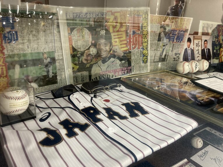 応接室に飾られた阪神・青柳のサイン色紙など　©Number Web