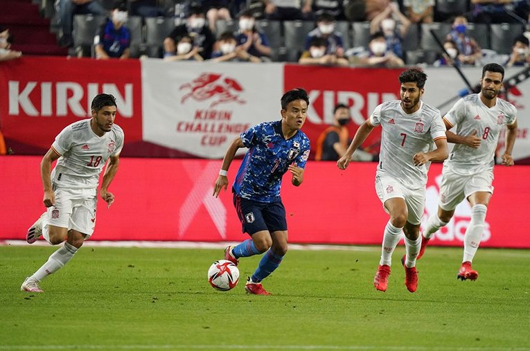 スペイン戦、守備に奔走する久保©Getty Images