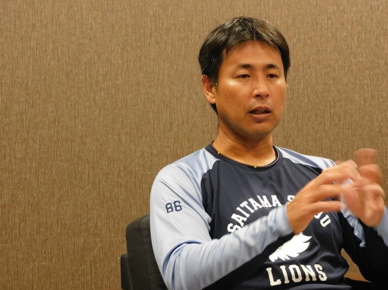 後輩・栗山の若手時代を振り返る赤田コーチ　©NumberWeb