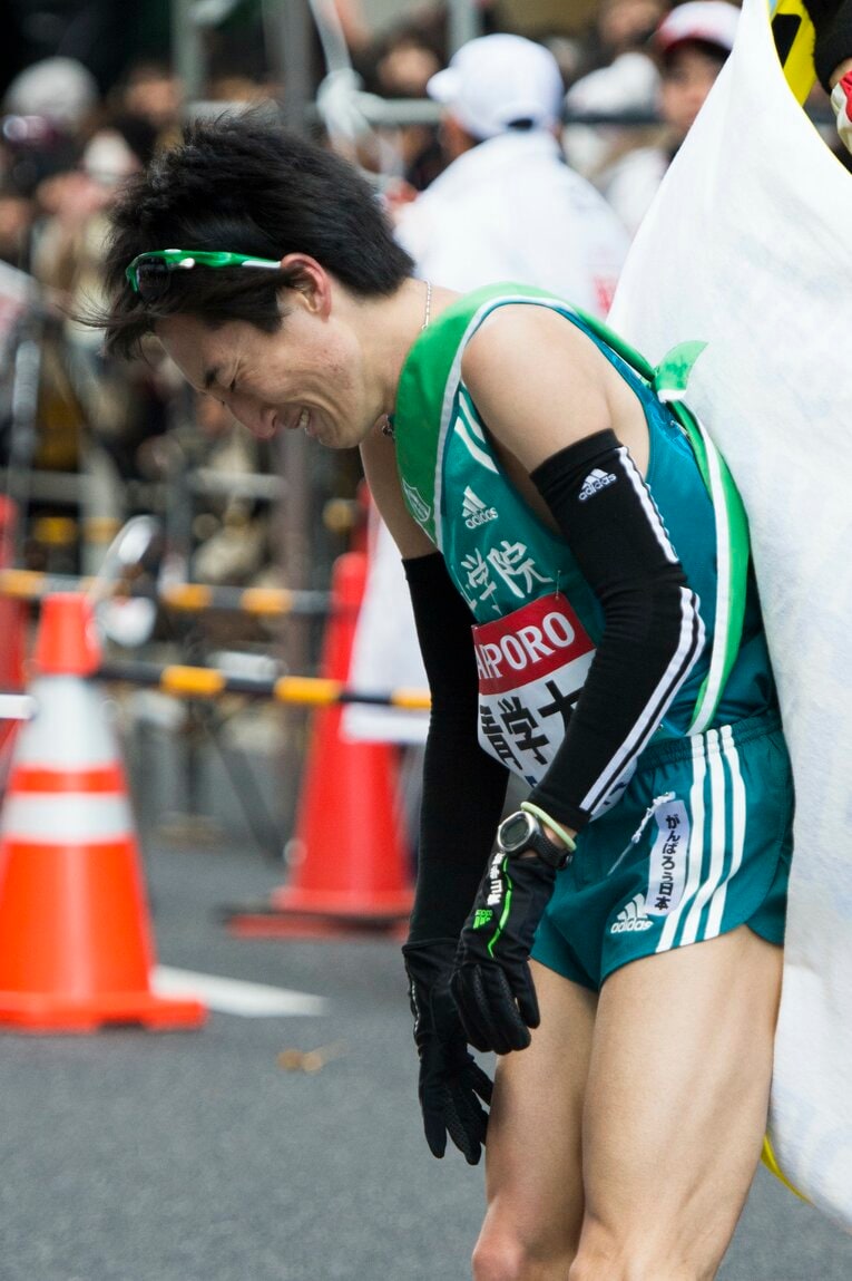 箱根路に向けて一礼する出岐雄大さん　©Asami Enomoto