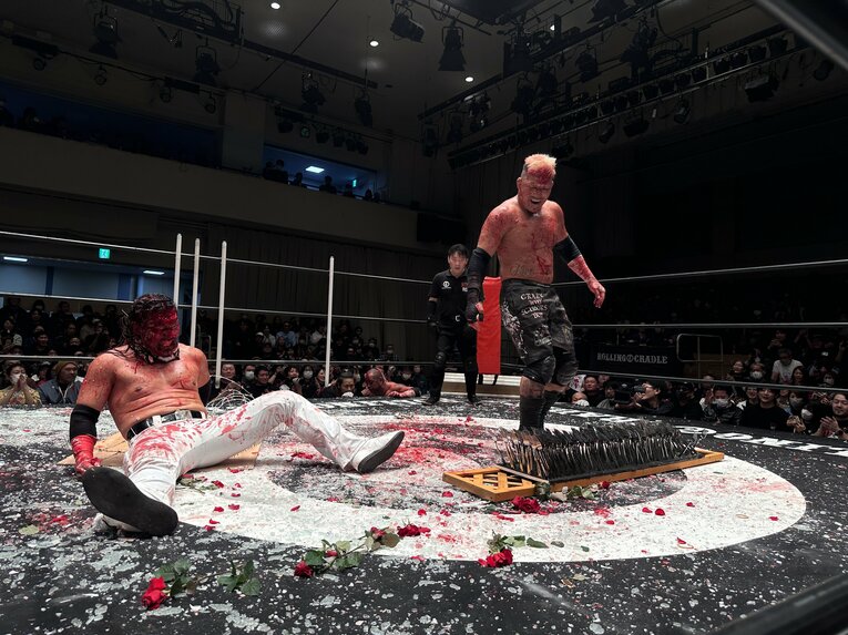 スワイプすると「エル・デスペラードvs葛西純」など激闘写真をご覧になれます　©Norihiro Hashimoto