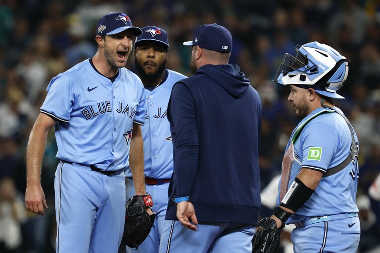 リーグ優勝決定シリーズで、降板を相談に来た監督を怒鳴りつけて追い返し話題になった大投手・シャーザー（左）。ゲレーロJr.とカークがちょっと困っているのがカワイイ　©Getty Images