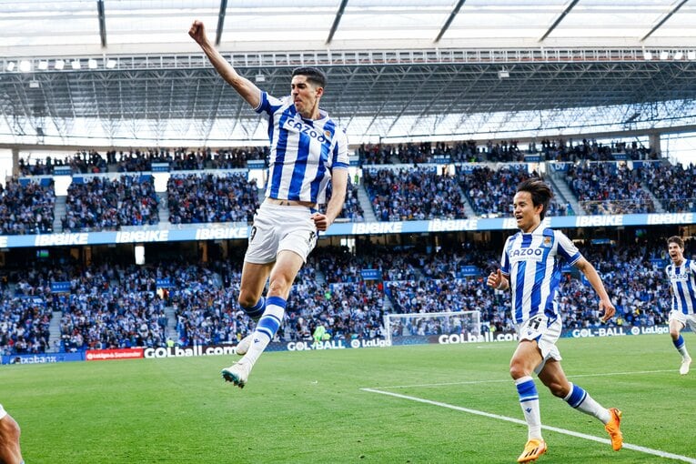 「クボはノルマル（普通）よ」辛口おばあちゃんにバルで遭遇も…カメラマンが撮った久保建英21歳の“軽快ドリブル＋母・祖母のような愛”(32)