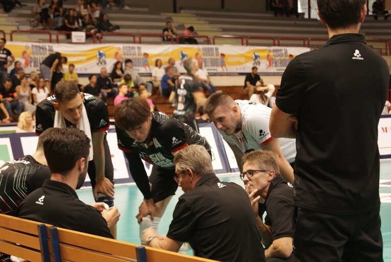 イエージ杯でロレンツェッティ監督の指示に耳を傾ける石川祐希（筆者撮影）