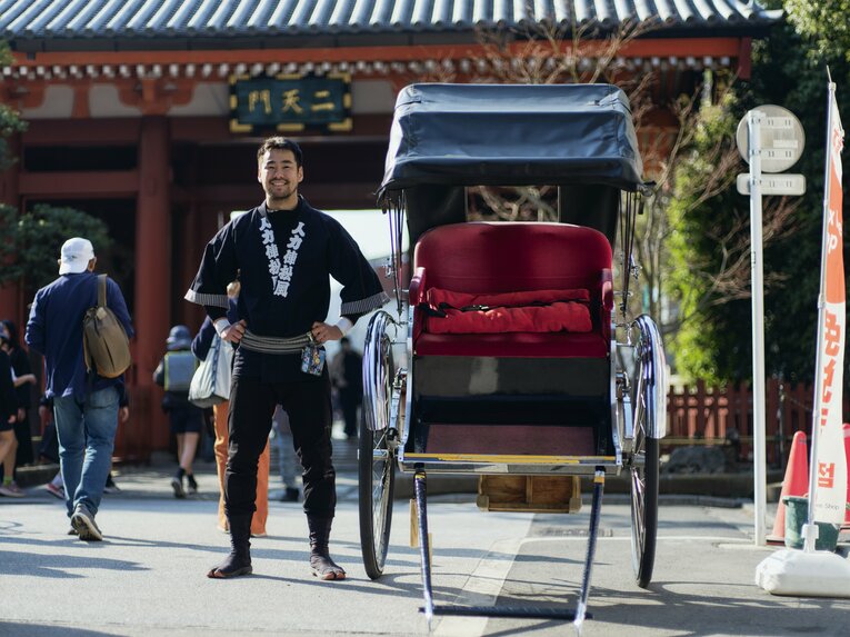 【人力車でバーチャル浅草さんぽ】元ラグビー日本代表…ムキムキの児玉健太郎さんが引く人力車で浅草を回った気になれる！　人力車夫のお仕事風景を見る　©︎Yuki Suenaga