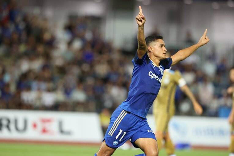 ブラジル人FWエリキは18得点をあげ前半戦の立役者に。8月19日のゲームで前十字靭帯断裂の大怪我を負い戦線離脱したものの今季J2のMVPに輝いた　©︎J.LEAGUE