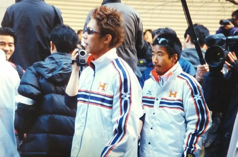 現在は駿河台大の監督を務める徳本と大手町で仲間のゴールを待つ大村／本人提供