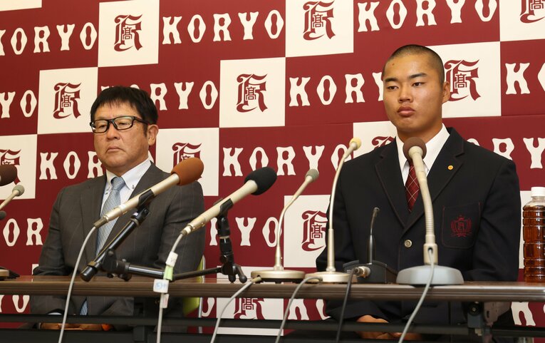 今年のドラフトでも高校生の注目株だった広陵高の真鍋慧が「3位縛り」で挑むも、指名漏れした　©JIJI PRESS