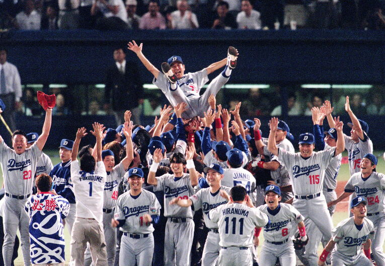 11年ぶり5度目のセ・リーグ優勝を決め、ナインに胴上げされる星野仙一監督（神宮球場）　©JIJI PRESS