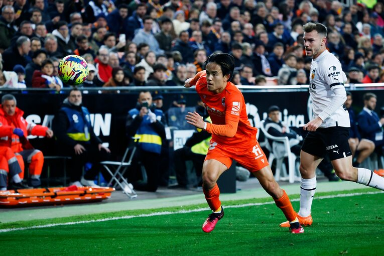 〈久保建英ソシエダ月間MVP〉敵地で憎まれるのは名が知れた証拠だが…「クボへの徹底マーク」と“1枚も撮れなかったシーン”とは(33)