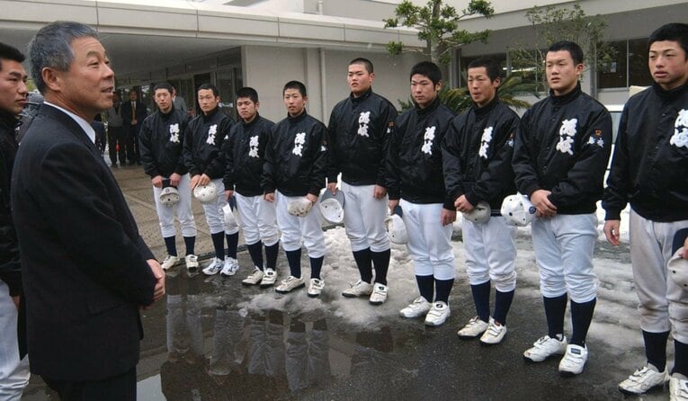 2003年、センバツ甲子園出場決定の報告をする当時の校長・河瀬倞三さん　©KYODO