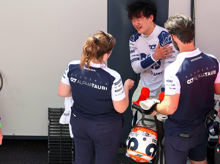 スペインGP決勝を10位でフィニッシュした角田は、左肩を労りながらも満足げな表情を見せた　©Masahiro Owari