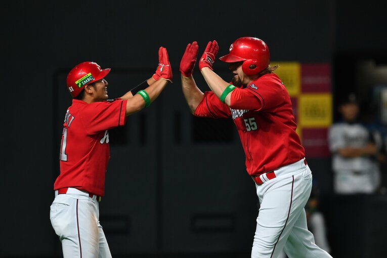 2016年日本シリーズ。ハイタッチするエルドレッドと鈴木誠也 ©Hideki Suigyama　※クリックいただくとエルドレッド＆鈴木誠也の若き日、名シーンなど多数写真がご覧になれます